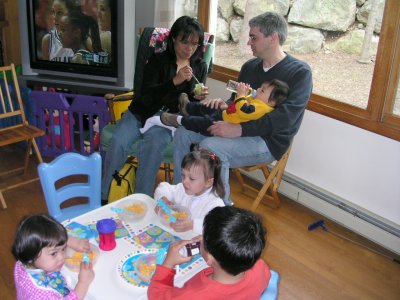 Mia eating with Anna, Gabriel, Ian, Scott and Mariflor